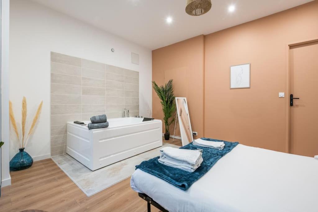 Charmant Cocon Avec Jacuzzi - Bordeaux Centre المظهر الخارجي الصورة